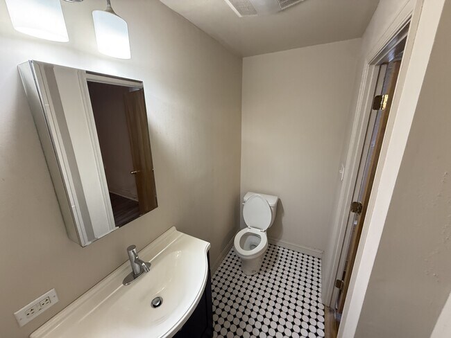 Building Photo - 1725 Spruce St