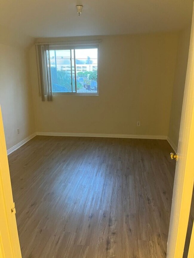 Building Photo - 1 Bedroom, 1 Bathroom North Hollywood Condominium for Lease!