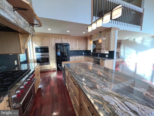 Building Photo - Beautiful 3bd 3bth contemporary A-framed home in the prestigious Eagle's Nest community.