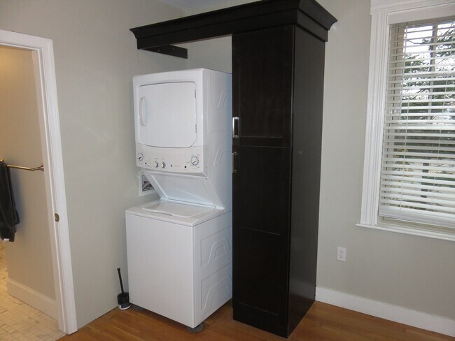 Building Photo - 192 Willow St