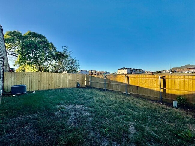 Building Photo - 925 Swan Lake Ct