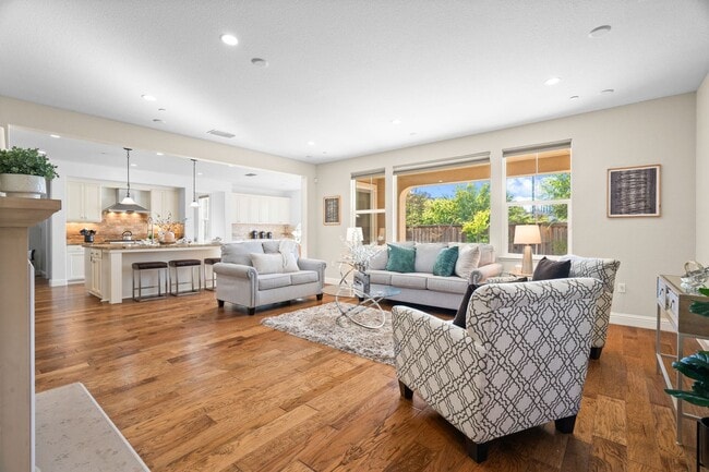 Building Photo - HILLTOP CORNER HOME WITH GORGEOUS VIEWS