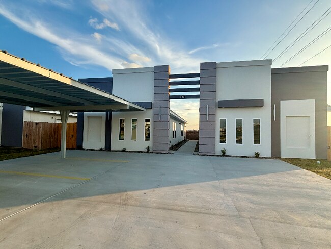 Building Photo - 3012 W Kenwood St