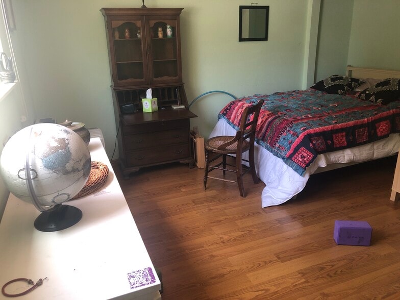 Large,sunny room overlooking garden. Easy access to full kitchen and bath and studio in garden for s - 2302 Acton St