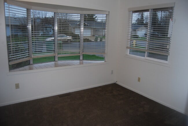 Building Photo - 3 Bedroom Home N side of Newberg