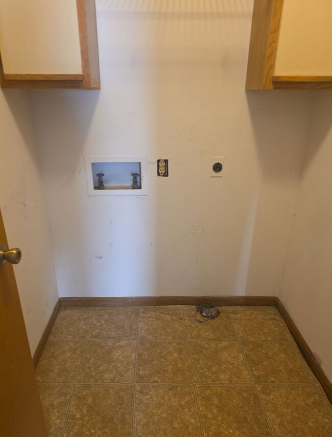 Building Photo - Great 3 Bed 2 Bath Duplex w/ attached 2 car garage!