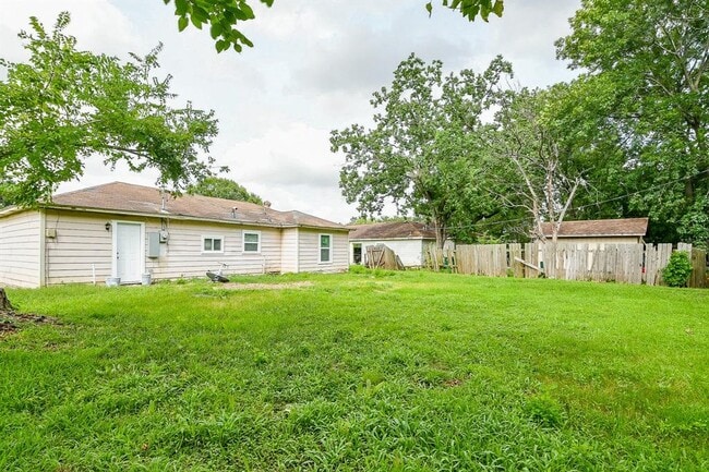Building Photo - 319 Rustic Dr