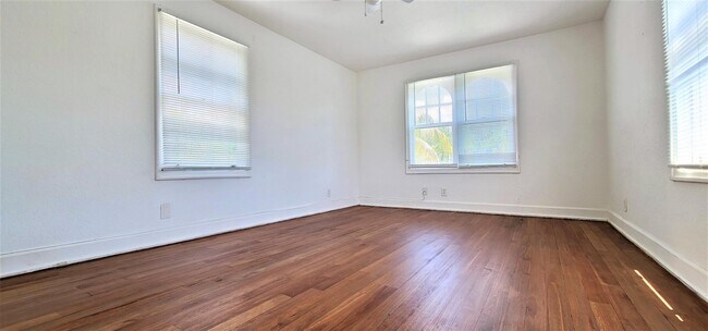 Building Photo - 438 26th St