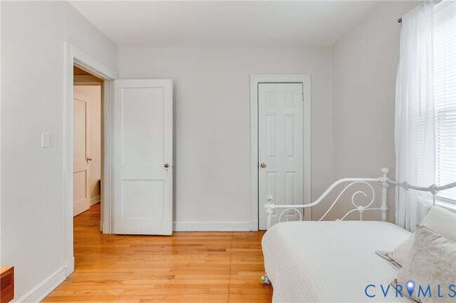 Building Photo - 2103 Pinetree Dr