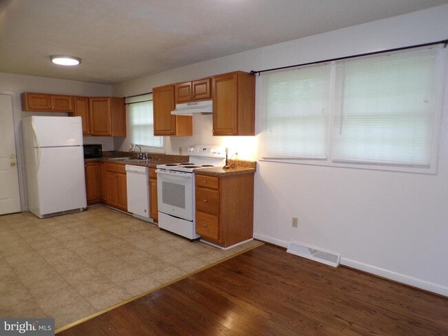 Building Photo - 111 Walnut Dr