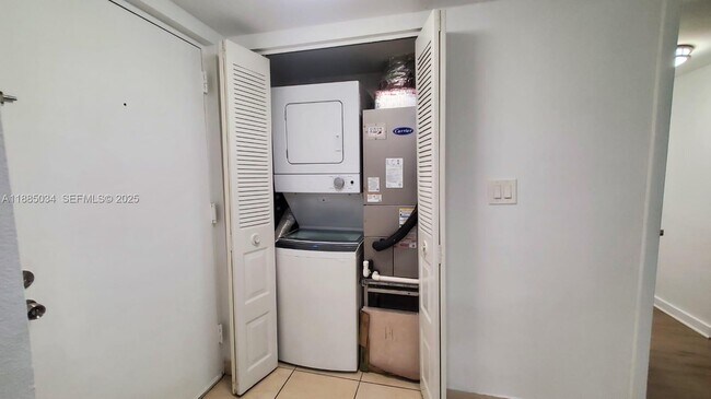 Building Photo - 8160 Geneva Ct