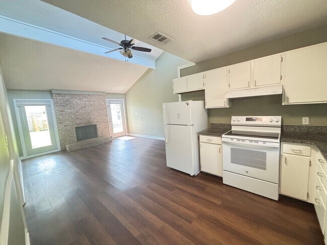 Building Photo - PET-FRIENDLY, THREE-BEDROOM IN SURFSIDE BEACH'S CAROPINES COMMUNITY IS AVAILABLE NOW!