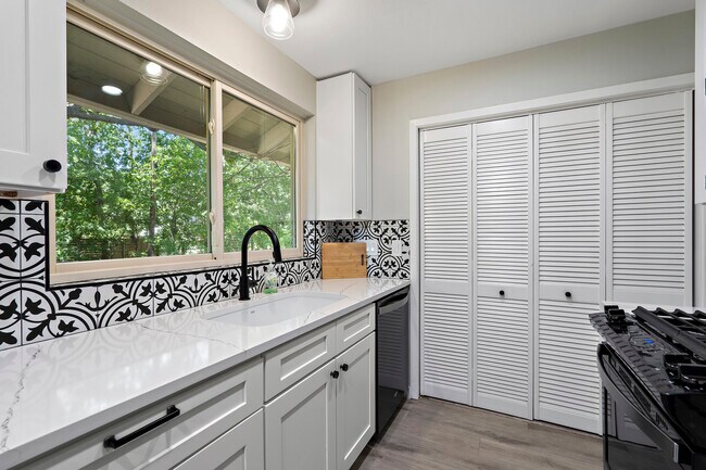 Building Photo - 3400 Laguna Dr