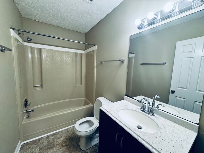 Building Photo - 1450 Ashbourne Dr