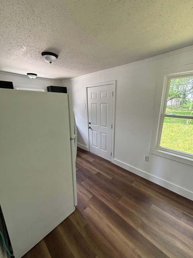 Building Photo - Big Backyard, Cozy Feel