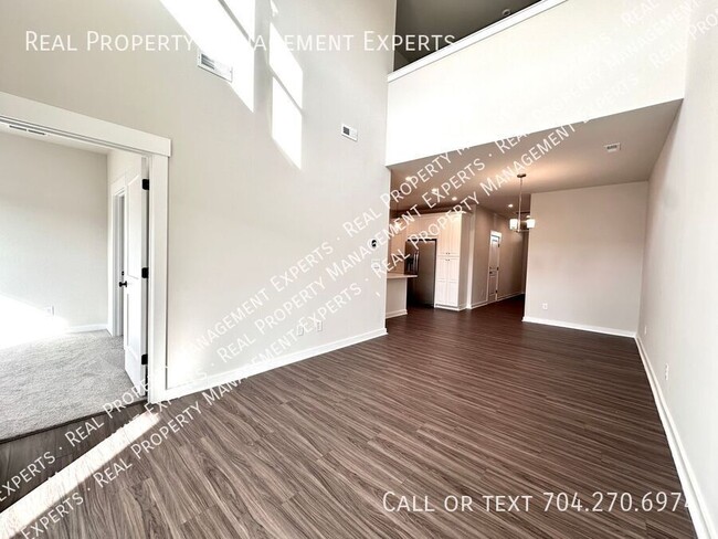 Building Photo - Charming 3BR/2.5BA Townhouse in Charlotte!