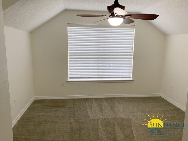 Building Photo - Stunning 5 Bedroom Home in Robledal Estates