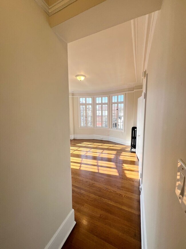 Building Photo - Sunny Corner Unit in Nob Hill/Downtown Location