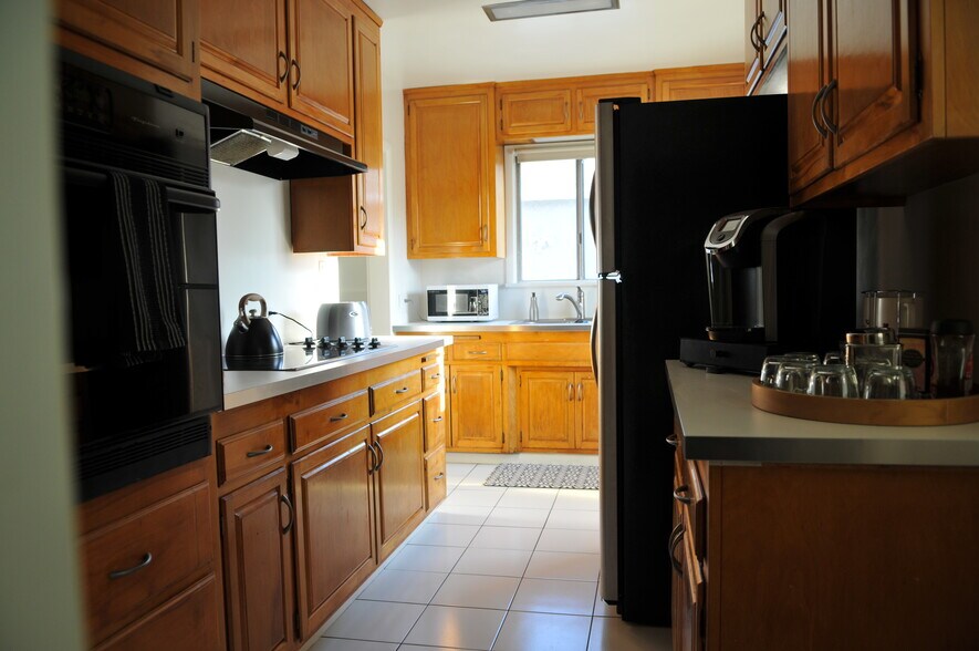 Kitchen - 4927 Forman Ave