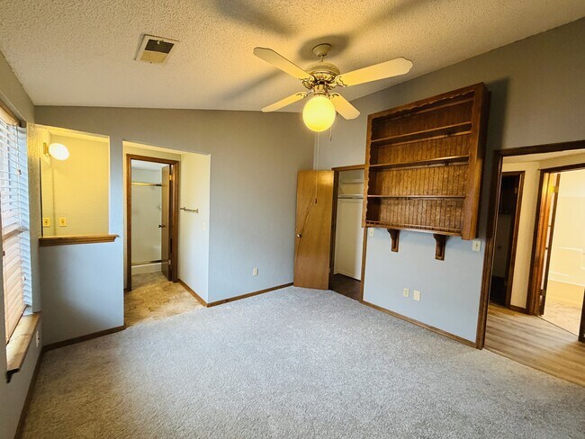 Building Photo - 2138 Lonnie Ln