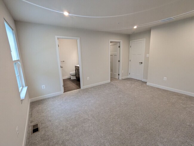 Building Photo - New Build (never lived in) townhouse avail...