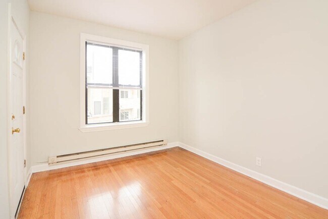 Building Photo - 728 W Barry Ave