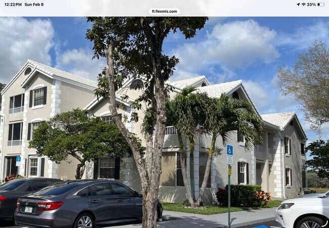 Building Photo - 2831 N Oakland Forest Dr