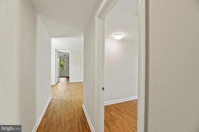 Building Photo - 240 Riverview Ave