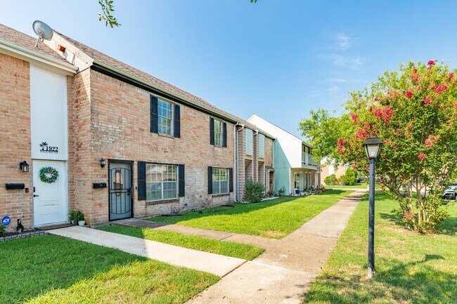 Building Photo - 1920 Back Bay Dr