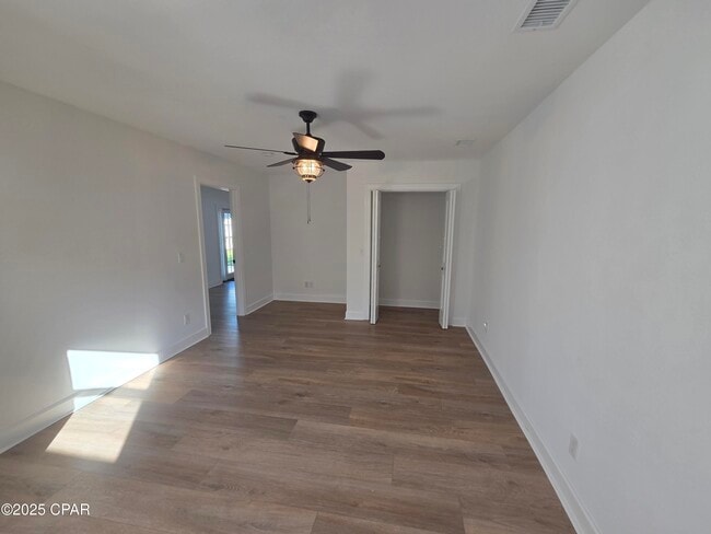 Building Photo - 920 W Beach Dr