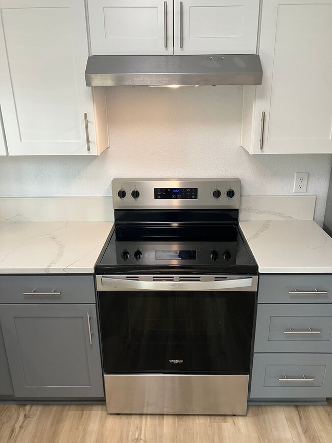 Building Photo - Remodeled Three Bedroom Home in South Salem