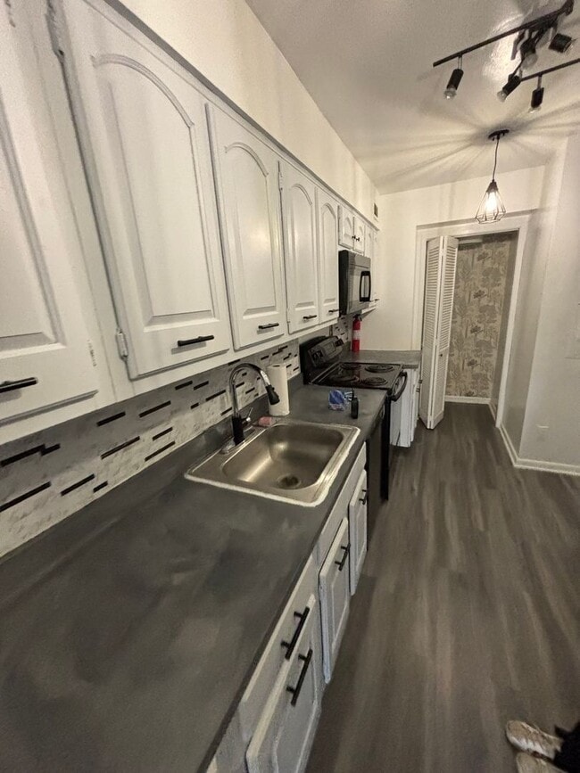 Building Photo - Large Foggy Bottom Beauty - 1+Den + 1 FB