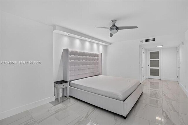 Building Photo - 6039 Collins Ave