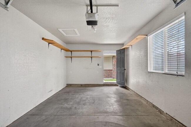 Building Photo - Must-See Apartment in Pheasant Ridge  Pocatello!
