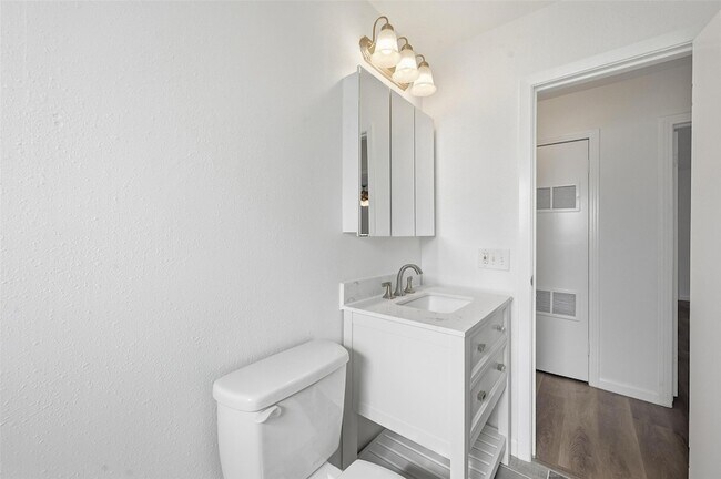 Building Photo - 418 Russell St