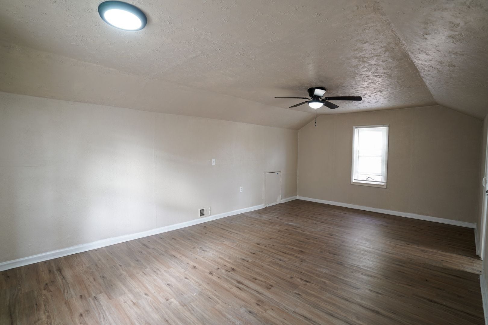 Building Photo - This beautifully updated 3-bedroom, 1-bath single-family home is ready for move-in!