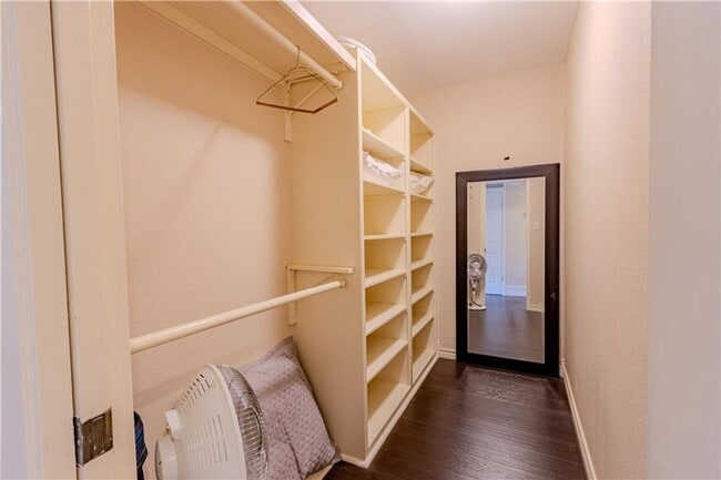 Building Photo - Beautifully renovated courtyard townhome in the heart of Corpus Christi