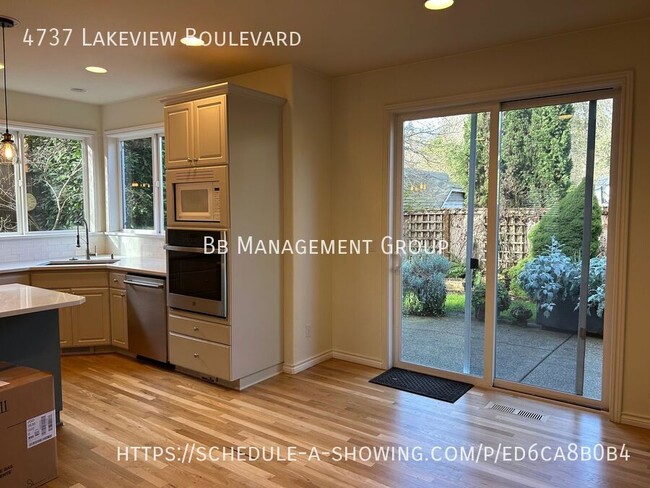 Building Photo - Updated Lake Oswego home minutes to First ...