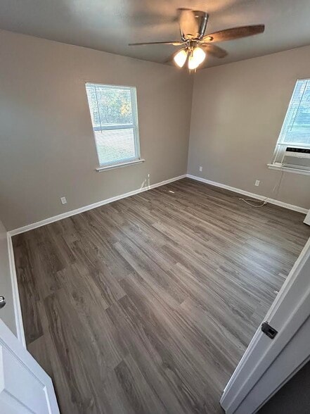 Building Photo - 704 Sunny Ln