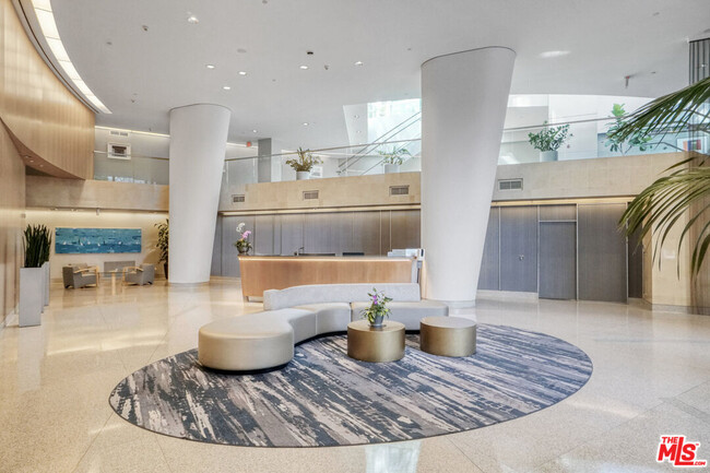 Building Photo - 13600 Marina Pointe Dr