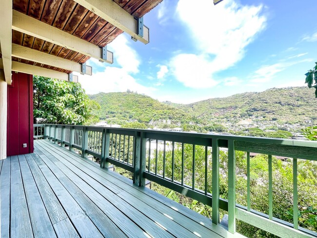 Building Photo - Pet Friendly 2-Bedroom Palolo Duplex