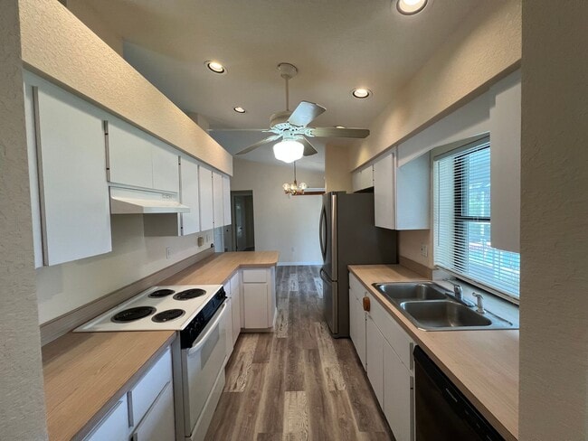 Building Photo - 18090 Avonsdale Cir