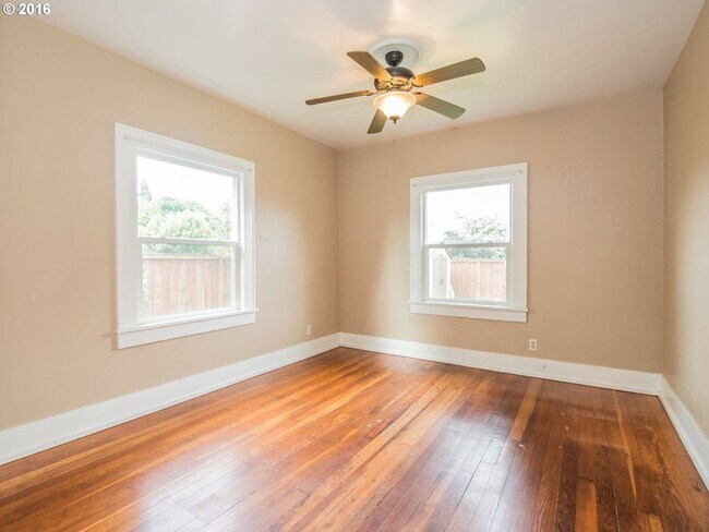Building Photo - Amazing Well Kept Secret! 4bed 1.5bath Bungalow!
