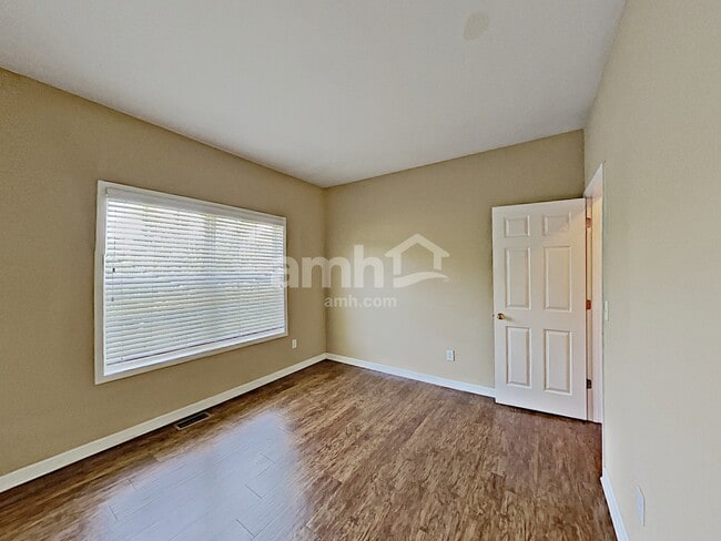 Building Photo - 327 Meadowcrest Cir