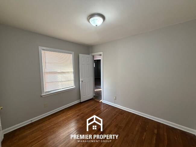 Building Photo - Charming 4BR Home in East Memphis w/ Hardwood Floors & Fenced Backyard