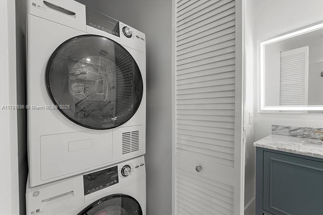 Building Photo - 300 S Biscayne Blvd