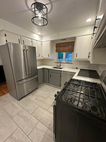 Building Photo - 547 Greenhurst Dr