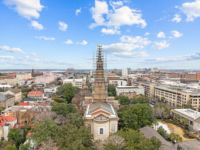 Building Photo - Available 9/1. Awesome 1 BR/1.5 BA Apartme...