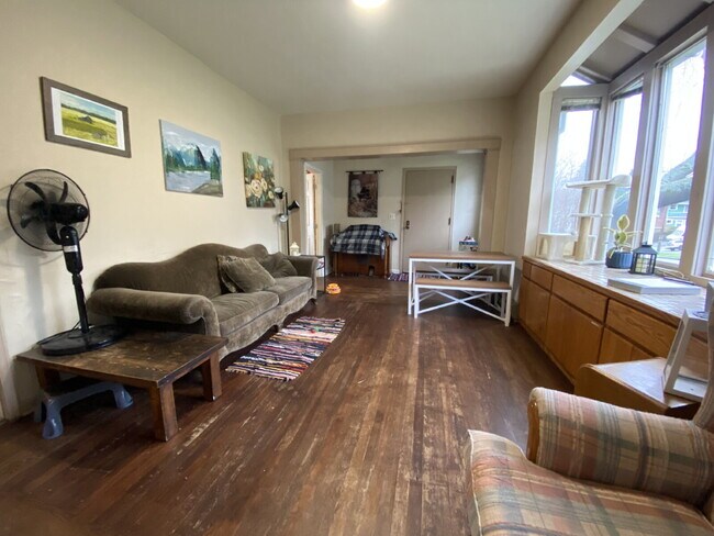 Building Photo - 825 N Garden St