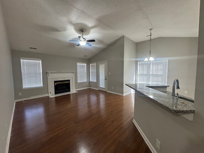 Building Photo - Condo Living in Newport News